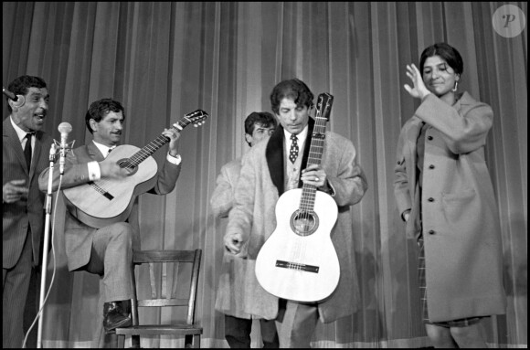 Manitas de Plata et ses musiciens sur scène à Paris.