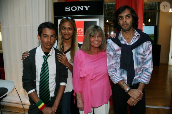 Exclusif - Chantal Goya et ses petits enfants Sanjay, Samantha et Alexandre - Jean-Jacques Debout reçoit 2 Disques d'Or à Paris le 19 juin 2014.