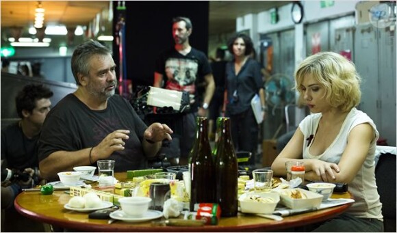 Luc Besson dirige Scarlett Johansson dans Lucy.