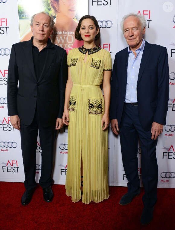 Marion Cotillard avec les réalisateurs Luc et Jean-Pierre Dardenne lors de la présentation du film Deux jours, une nuit, dans le cadre de l'AFI FEST à Hollywood le 7 novembre 2014