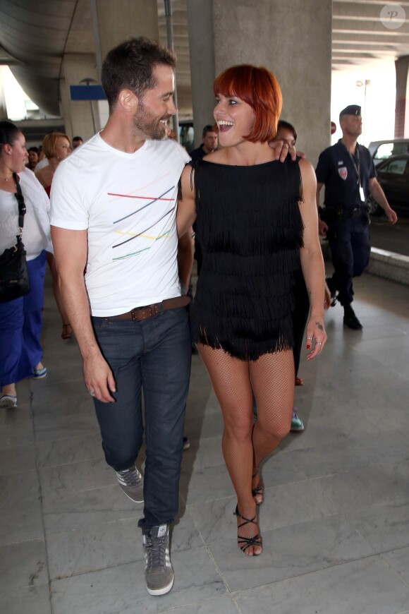 Emmanuel Moire et la danseuse Fauve Hautot, de l'émission "Danse avec les stars", font le buzz en faisant un flashmob dans l'aérogare 2F à l'aéroport de Roissy Charles de Gaulle. Le 12 juillet 2013.