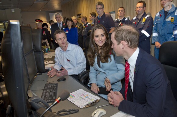 Le prince William et Kate Middleton visitent la raffinerie de Valero Pembroke au Pays de Galles, le 8 novembre 2014.
