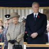 La reine Elisabeth II (accompagnée du roi Philippe de Belgique) lors de l'inauguration du "Flanders Fields Memorial Garden" aux Wellington Barracks à Londres, le 6 novembre 2014.