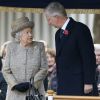 La reine Elisabeth II (accompagnée du roi Philippe de Belgique) lors de l'inauguration du "Flanders Fields Memorial Garden" aux Wellington Barracks à Londres, le 6 novembre 2014.