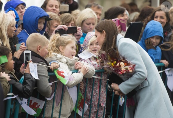 Kate Middleton visite la raffinerie de Valero Pembroke au Pays de Galles, le 8 novembre 2014.