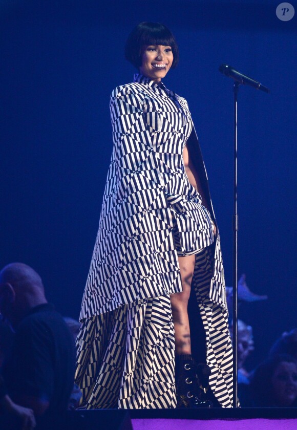 Nicki Minaj, femme fatale en robe à cape Gareth Pugh lors des MTV Europe Music Awards 2014 au SSE Hydro. Glasgow, le 9 novembre 2014.