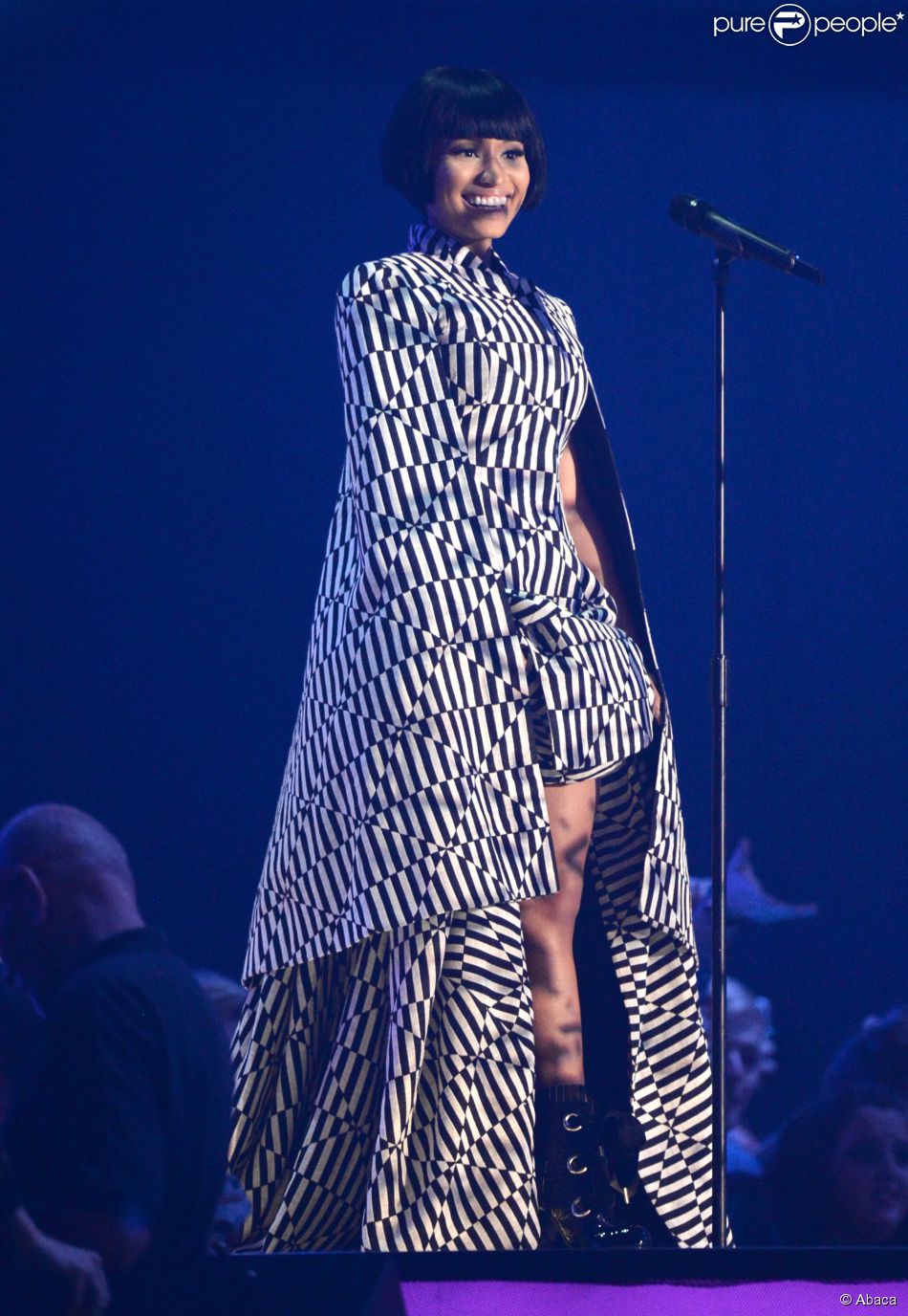  Nicki Minaj, femme fatale en robe à cape Gareth Pugh lors des MTV Europe Music Awards 2014 au SSE Hydro. Glasgow, le 9 novembre 2014. 