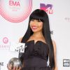 Nicki Minaj pose dans la press room des MTV EMA 2014 avec son award de meilleur artiste hip-hop. Glasgow, le 9 Novembre 2014.