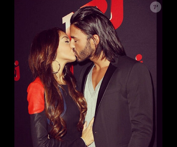 Nabilla embrasse son Thomas chez NRJ12 pour la conférence de presse d'Allô Nabilla le 22 octobre 2013