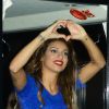 Exclusif - La chanteuse Tal salue ses fans depuis son bus, à la sortie de son concert à Forest National à Bruxelles, le 2 novembre 2014. 