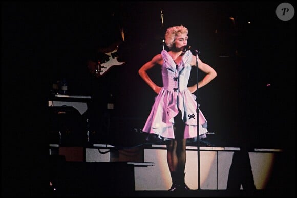 Madonna en concert au Parc de Sceaux à Paris en 1987. Cette petite robe bleue a été vendue aux enchères par Julien's Auctions lors de la vente Icons and Idols: Rock'n'Roll les 7 et 8 novembre 2014.