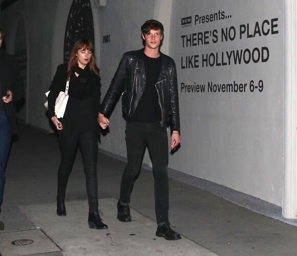 L'actrice 50 Shades of Grey Dakota Johnson avec son boyfriend Matthew Hitt à Los Angeles, le 11 novembre 2014.