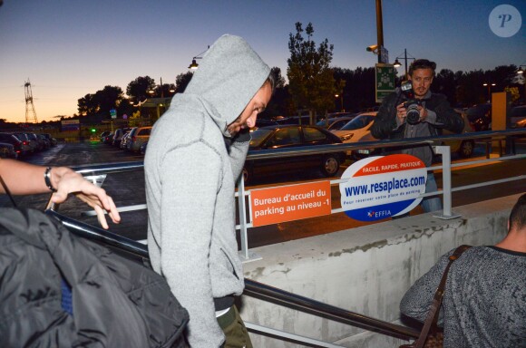 Thomas Vergara, qui est sorti de l'hôpital européen Georges-Pompidou mercredi midi, arrive avec sa mère et deux amis vers 18 heures à la gare d'Aix-en-Provence le 12 novembre 2014.