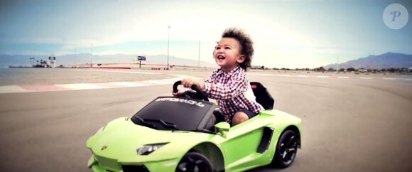 Matis, le fils de la belle Chloé Mortaud et Romain Thiévin, prend le volant dans une vidéo pour l'école de pilotage Exotics Racing de son papa - novembre 2014