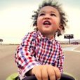 Matis (âgé de 19 mois), le fils de Chloé Mortaud et Romain Thiévin, prend le volant dans une vidéo pour l'école de pilotage Exotics Racing de son papa - novembre 2014