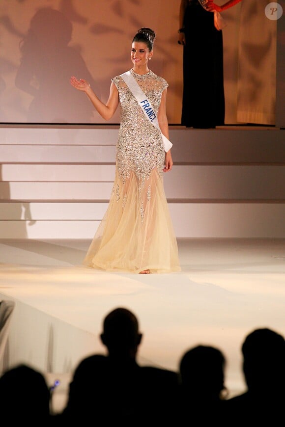Aurianne Sinacola, ravissante en robe de soirée, a représenté la France au concours Miss International 2014. Tokyo, le 11 novembre 2014.