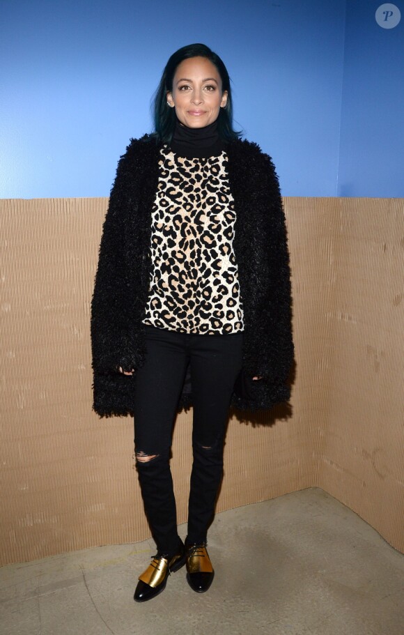 Nicole Richie sur le plateau de l'émission Big Morning Buzz Live, porte un manteau et un jean noir, un pull léopard et des chaussures Céline. New York, le 12 novembre 2014.