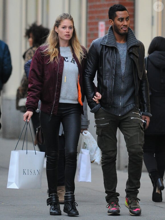 Doutzen Kroes se promène à SoHo avec son mari Sunnery James, habillée d'un bomber bordeaux, d'un pull gris, d'un pantalon en cuir et de baskets Maison Martin Margiela. New York, le 13 novembre 2014.