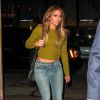 Jennifer Lopez de sortie à Los Angeles, porte un pull vert A.L.C., un sac à franges Chanel, un jean et des bottines Christian Louboutin. Le 11 novembre 2014.