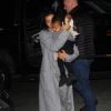 Kim Kardashian, habillée d'un manteau Céline et chaussée de souliers Saint Laurent, rentre chez elle avec sa fille North. New York, le 7 novembre 2014.