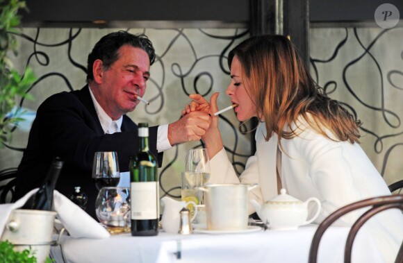 Le magnat Charles Saatchi et sa compagne Trinny Woodall à Londres le 15 mai 2014. 