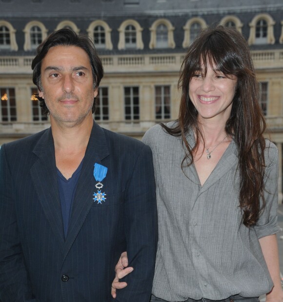 Yvan Attal recevant les insignes de Chevalier de l'ordre national du Mérite au ministère de la Culture à Paris le 19 juin 2013. Il pose avec sa compagne Charlotte Gainsbourg