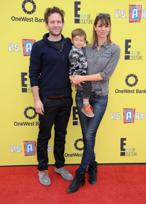 Glenn Howerton et son épouse Jill Latiano avec leur aîné Miles à Los Angeles, le 17 novembre 2013.