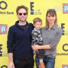 Glenn Howerton et Jill Latiano avec leur aîné Miles à Los Angeles, le 17 novembre 2013.