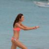 Exclusif - Monica Jagaciak en plein shooting pour Victoria's Secret sur une plage de Saint-Barthélemy. Le 9 novembre 2014.