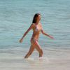Exclusif - Behati Prinsloo en plein shooting pour Victoria's Secret sur une plage de Saint-Barthélemy. Le 9 novembre 2014.