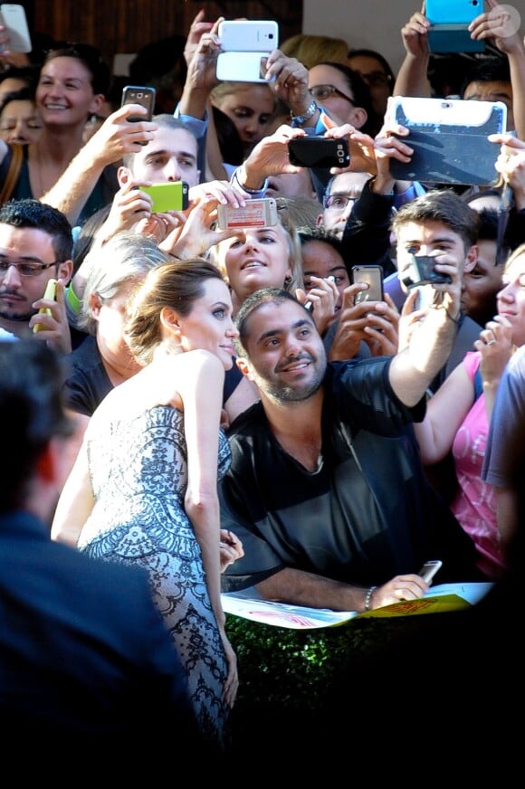 Angelina Jolie auprès des fans à Sydney en Australie le 17 novembre 2014.