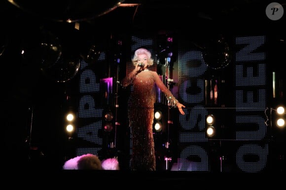 Le Queen célèbre les 25 ans de sa soirée incontournable "Disco Queen" en invitant l'équipe du cabaret de Thierry Mugler à Paris le 17 novembre 2014