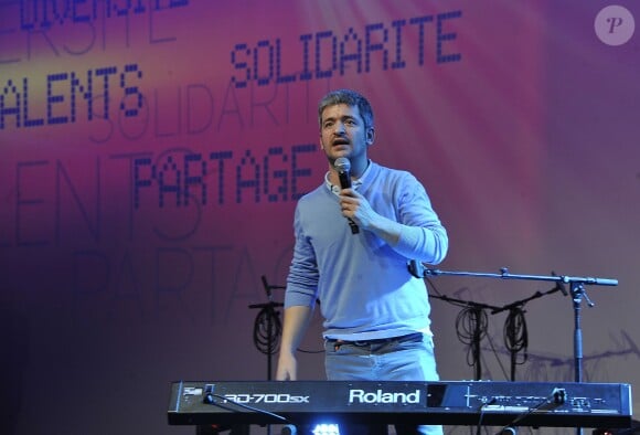 Le chanteur Grégoire lors des 10e Trophées APAJH (Association Pour Adultes et Jeunes Handicapés) 2014 au Carrousel du Louvre. Paris, le 17 novembre 2014.