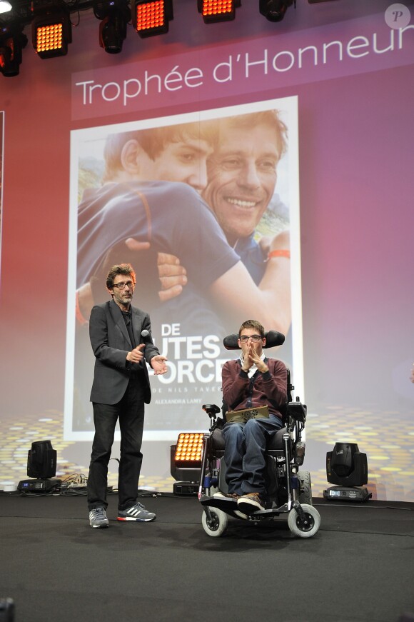 Fabien Héraud recoit le Trophée d'Honneur avec le réalisateur Nils Tavernier pour le film 'De Toutes Nos Forces' lors des 10e Trophées APAJH (Association Pour Adultes et Jeunes Handicapés) 2014 au Carrousel du Louvre. Paris, le 17 novembre 2014.
