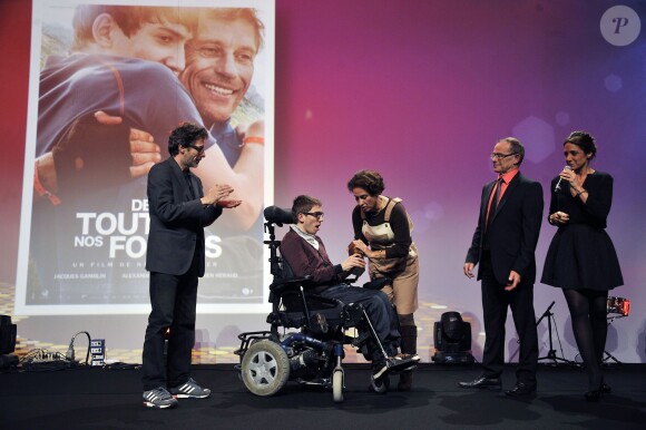 Fabien Héraud recoit le Trophée d'Honneur avec le réalisateur Nils Tavernier pour le film 'De Toutes Nos Forces' lors des 10e Trophées APAJH (Association Pour Adultes et Jeunes Handicapés) 2014 au Carrousel du Louvre. Paris, le 17 novembre 2014.