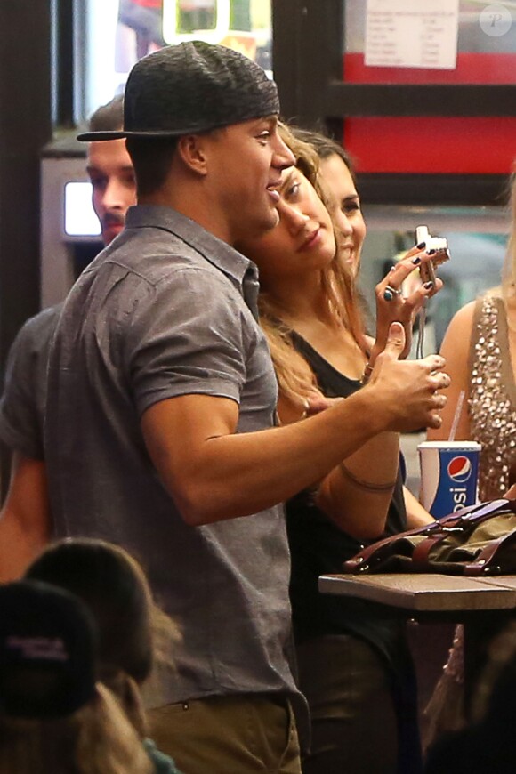 Amber Heard flirte avec Channing Tatum aux côtés de Joe Manganiello, Matt Bomer, Kevin Nash et d'autres membres du casting, sur le tournage de Magic Mike XXL à Myrtle Beach, le 4 novembre 2014.