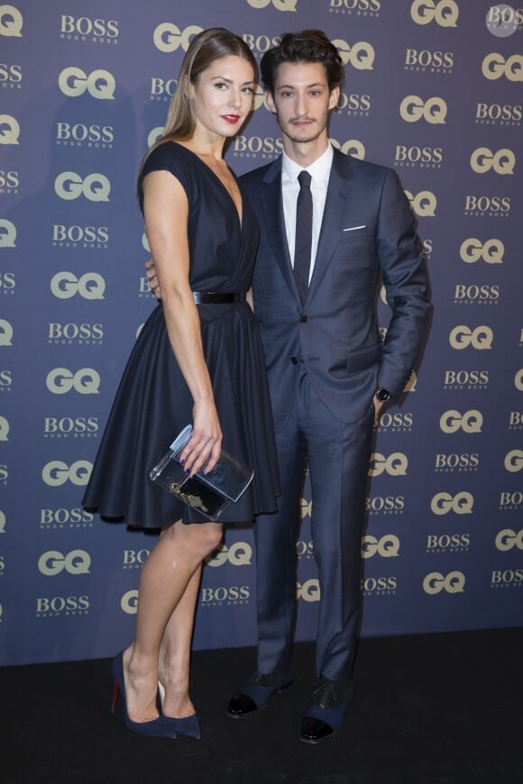 Pierre Niney et sa compagne Natasha Andrews - Soirée "L'homme de l'année GQ 2014" au Musée d'Orsay, à Paris le 19 novembre 2014.