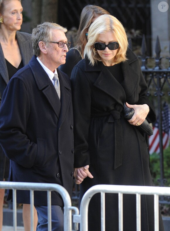 Diane Sawyer et son mari Mike Nichols lors des obsèques du célèbre styliste Oscar de la Renta en l'église St. Ignatius de Loyola à New York, le 3 novembre 2014.