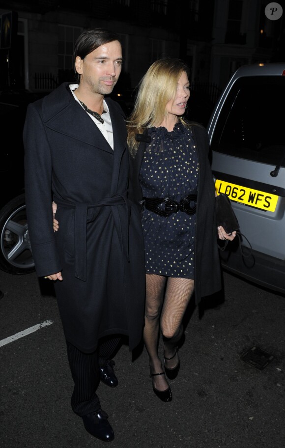 Alister Mackie et Kate Moss lors de la soirée du magazine Another Man au Mark's Club. Londres, le 20 novembre 2014.