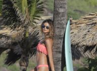 Behati Prinsloo : Sexy à la plage sans Adam Levine, mais en bonne compagnie !