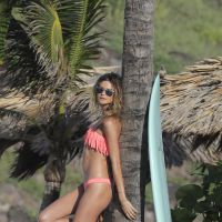 Behati Prinsloo : Sexy à la plage sans Adam Levine, mais en bonne compagnie !