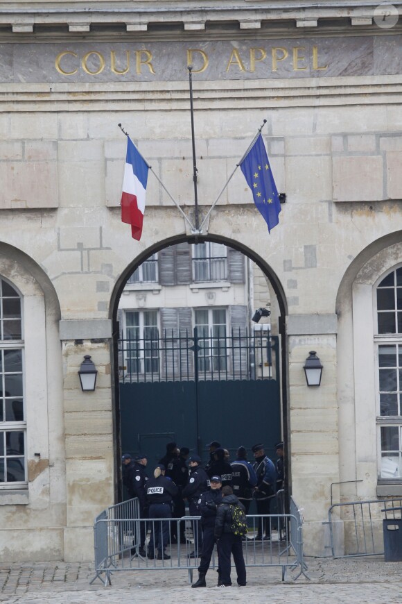 Nabilla Bennatia quitte sa cellule de la maison d'arrêt de Versailles et se rend à la la cour d'appel de Versailles le 20 novembre 2014. La vedette de télé-réalité Nabilla, soupçonnée d'avoir poignardé son compagnon Thomas Vergara et placée en détention provisoire, saura "dans la journée" si la cour d'appel de Versailles décide de la remettre en liberté, ont affirmé jeudi matin ses avocats. "La chambre de l'instruction (de la cour d'appel) va rendre sa décision dans la journée", ont déclaré Me Christian Saint-Palais et Martin Desrues.