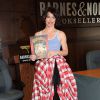 Drôle de look pour Evangeline Lilly qui présente son nouveau livre "The Squickerwonkers" à Los Angeles, le 22 novembre 2014, chez Barnes & Noble au Grove