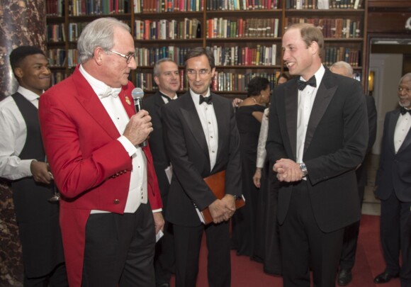 Le prince William, duc de Cambridge, 32 ans, a éclaté de rire lorsque le maître de cérémonie Richard Birtchnell l'a présenté comme étant le duc d'Edimbourg, c'est-à-dire son grand-père, âgé de 93 ans, lors de la soirée de remise du prix Chatham House à Melinda Gates, le 21 novembre 2014