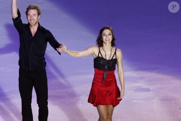 Nathalie Péchalat et Fabian Bourzat se produisent hors compétition dans le cadre du Trophée Eric Bompard, à Bordeaux, le 21 novembre 2014.