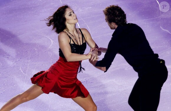 Nathalie Péchalat et Fabian Bourzat se produisent hors compétition dans le cadre du Trophée Eric Bompard, à Bordeaux, le 21 novembre 2014.