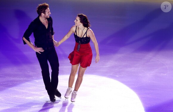 Nathalie Péchalat et Fabian Bourzat se produisent hors compétition dans le cadre du Trophée Eric Bompard, à Bordeaux, le 21 novembre 2014.