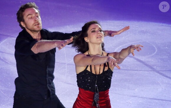 Nathalie Péchalat et Fabian Bourzat se produisent hors compétition dans le cadre du Trophée Eric Bompard, à Bordeaux, le 21 novembre 2014.