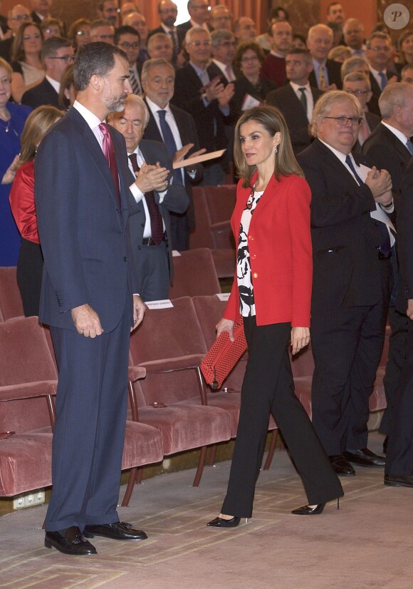 Le roi Felipe VI et la reine Letizia d'Espagne, vêtue d'un haut et d'une veste Mango, célébraient lundi 24 novembre 2014 le 75e anniversaire du Conseil supérieur de la recherche scientifique, à Madrid.