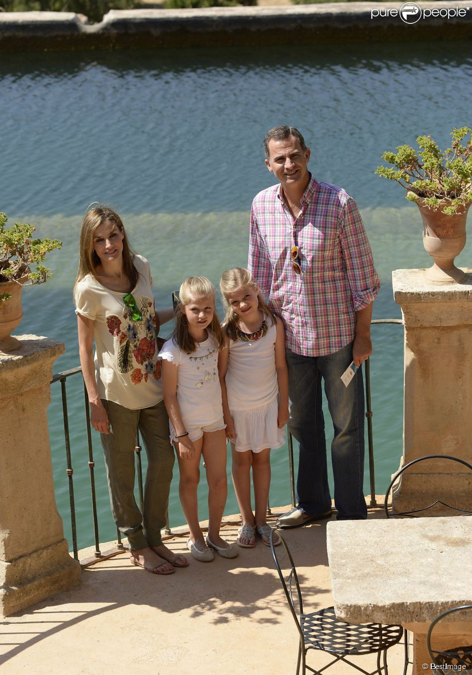 Le roi Felipe VI, la reine Letizia d&#039;Espagne, la princesse Leonor des Asturies et l&#039;infante Sofia en excursion dans la Sierra de Tramuntana au nord de Palma de Majorque, le 11 août 2014.